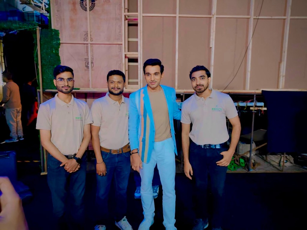 Team Rahato with Pratik Gandhi on Idea Baaz